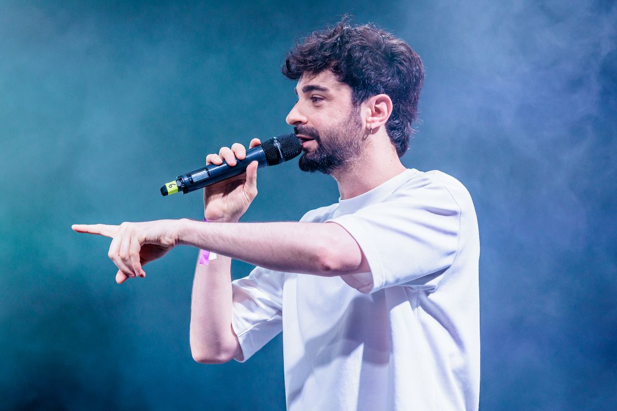 Daniele Gattano sul palco dell’evento di chiusura del Milano Pride 2025 all’Arco della Pace