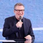 Fabio Fazio presenta Che tempo che fa nell'aprile 2025