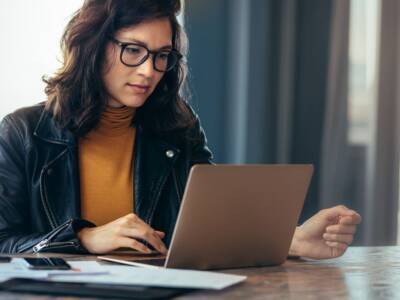 Donna lavoro al portatile