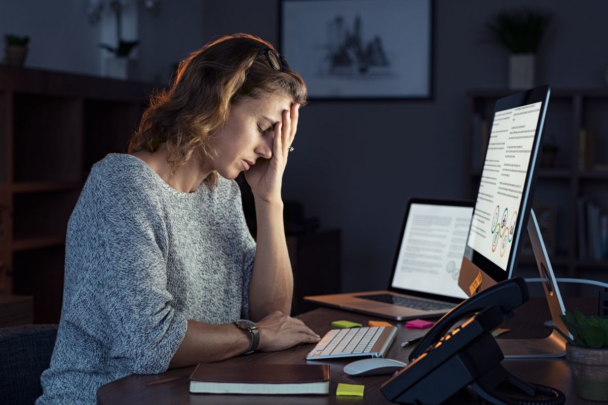 donna stressata per il lavoro