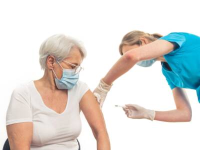 iniezione vaccino anziani