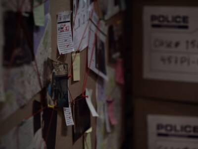 Investigazione indagine foto indizi articoli giornale