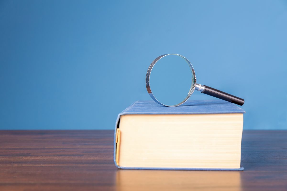 libro tomo lente ingrandimento