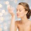 ragazza annusa polso profumo odore pelle