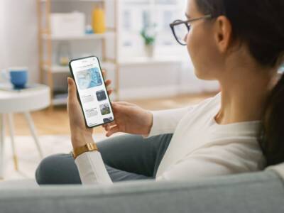 ragazza app notizie smartphone