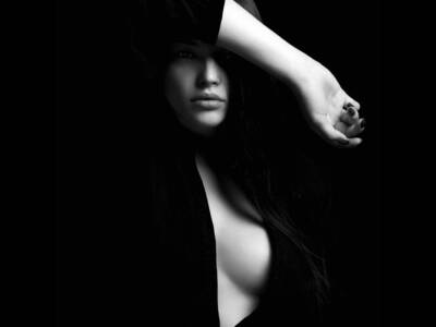 Modella con abito nero