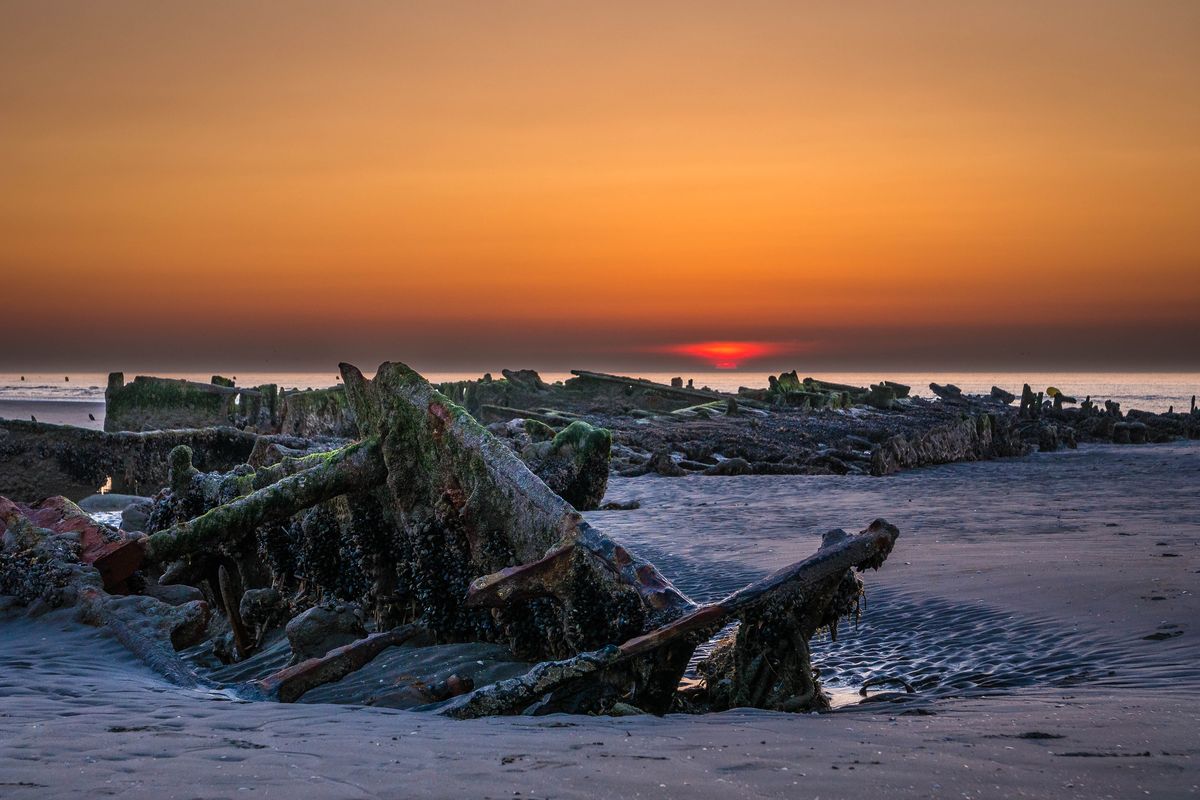 Dunkirk, spiaggia con relitto