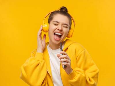 ragazza cuffie felpa gialla