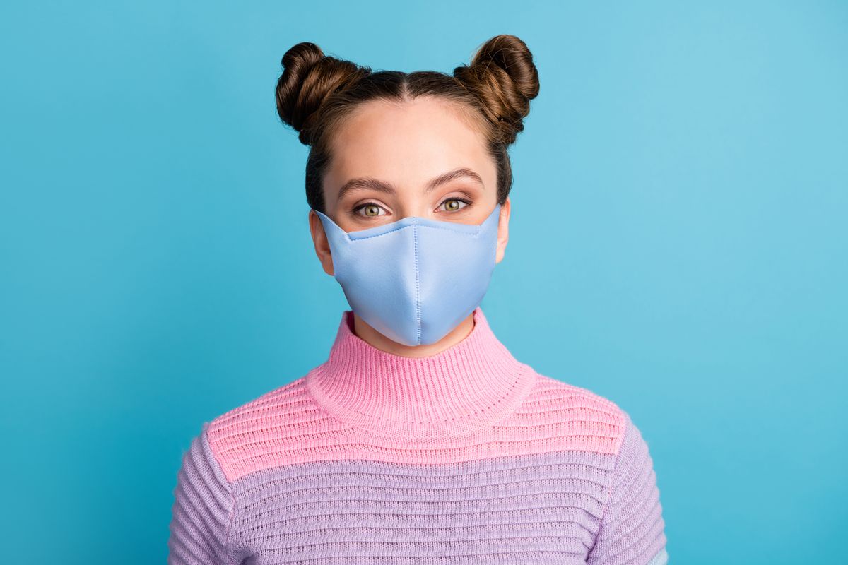 donna con mascherina