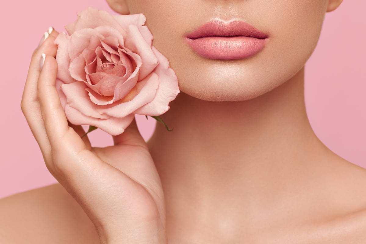 Viso labbra donna pelle perfetta rosa