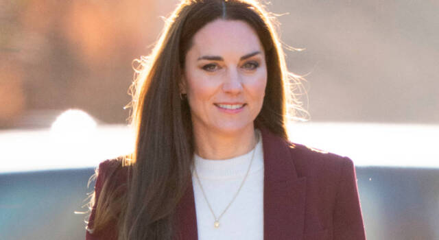 Kate Middleton beccata in passerella: il gesto a William fa discutere