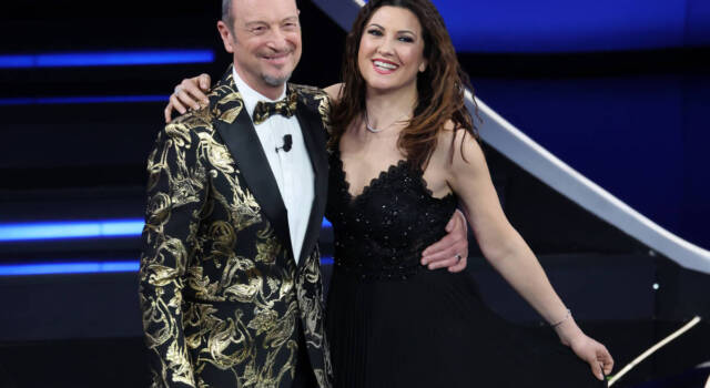 Amadeus bacia Rocio Munoz Morales a Sanremo: come ha reagito sua moglie Giovanna