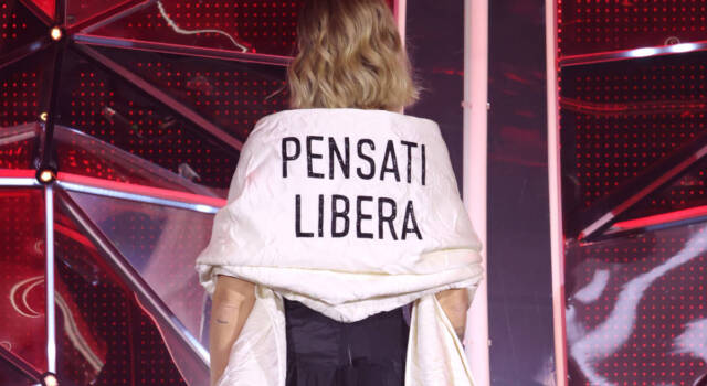 Chiara Ferragni ispira: maschere di carnevale con le frasi dei suoi vestiti a Sanremo