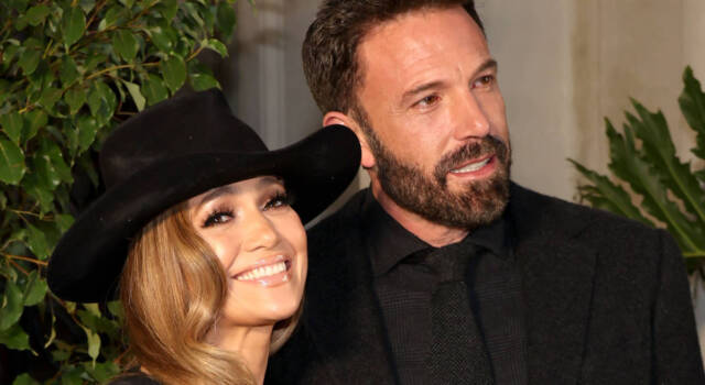 Ben Affleck sbatte la portiera dell&#8217;auto in faccia a Jennifer Lopez: il video è virale