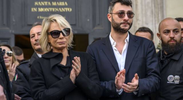 Maria De Filippi, commozione al funerale di Costanzo: l&#8217;abbraccio a Pier Silvio Berlusconi