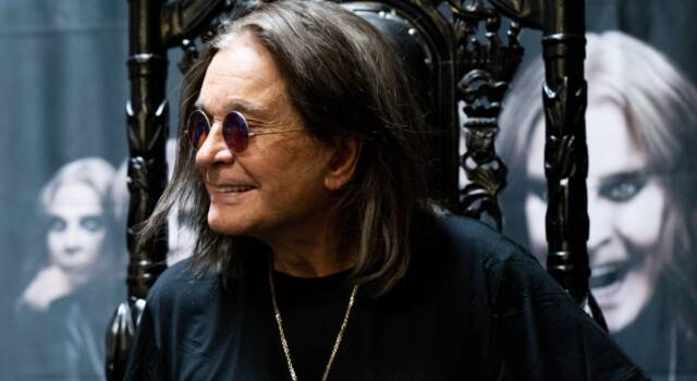 Ozzy Osbourne, dai Black Sabbath alle trasgressioni sul palco: cosa c&#8217;è da sapere sul Principe delle tenebre