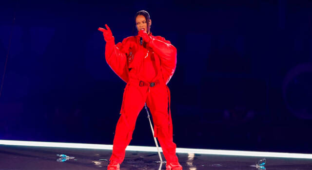 Super Bowl, Rihanna stupisce tutti: tuta rossa e&#8230;pancione in vista