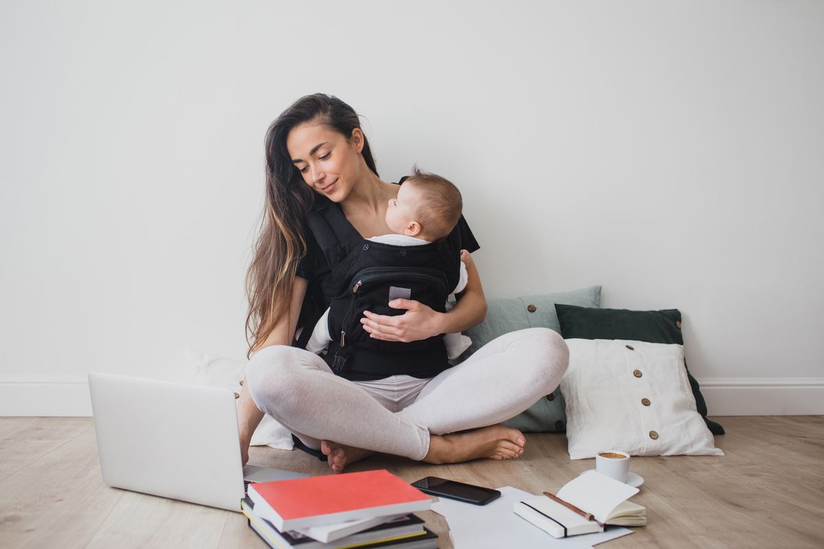 mamma con neonato in smartworking