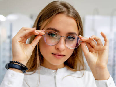Ragazza con occhiali da vista