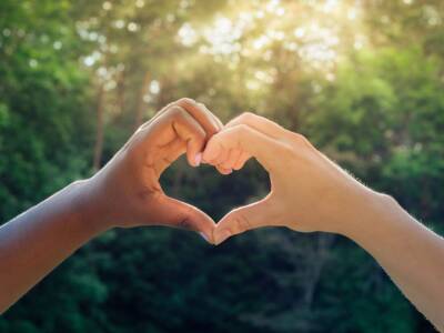 cuore mani bambini colori