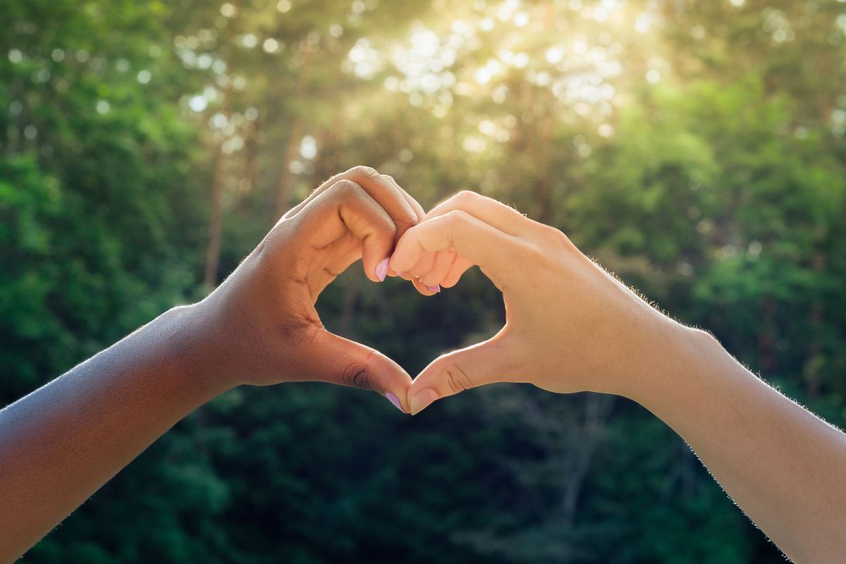 cuore mani bambini colori