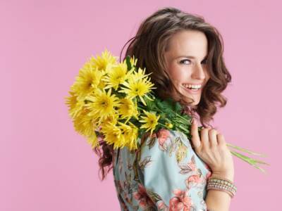 Donna 40 anni con vestito floreale