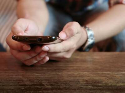 donna con smartphone