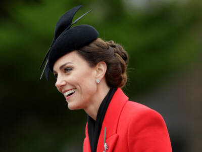 Un bimbo ruba la borsa di Kate Middleton e la lecca: la sua reazione