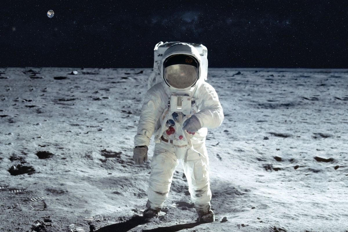 astronauta sulla luna