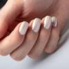 Manicure elegante, luminosa, raffinata: le unghie della primavera/estate 2023 sono nude e perlate