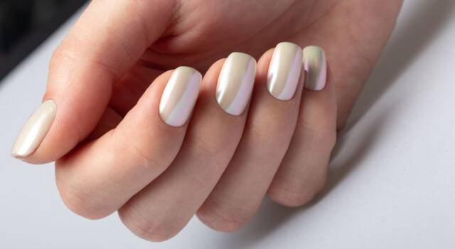 Manicure elegante, luminosa, raffinata: le unghie della primavera/estate 2023 sono nude e perlate