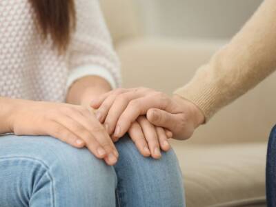 mani aiuto sostegno ragazza