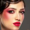 Make up in red: la nuova tendenza beauty è l’ombretto rosso, luminoso e glam