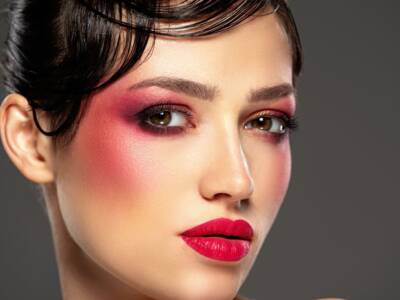 Make up in red: la nuova tendenza beauty è l’ombretto rosso, luminoso e glam