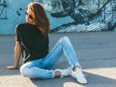 Jeans strappati con risvolto