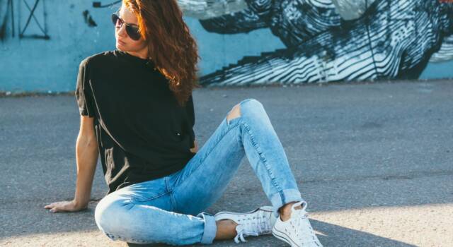 I jeans must have della primavera/estate 2023 li ha indossati Arisa: i baggy con risvolto e strass
