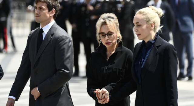 Funerale Berlusconi: Marta Fascina e Marina mano nella mano. La grande unione