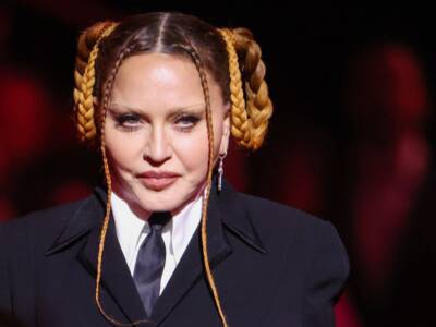 Paura per Madonna: cade dalla sedia durante l’esibizione