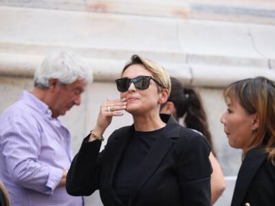Francesca Pascale al funerale di Silvio Berlusconi: infastidita “allontana” i giornalisti