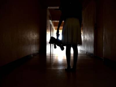 Fantasma silhouette bambina con orsacchiotto