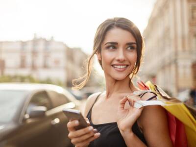Ragazza con busta shopping