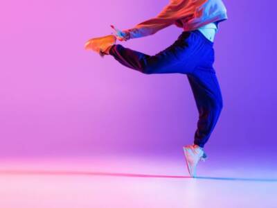 Ragazza giovane balla hip hop