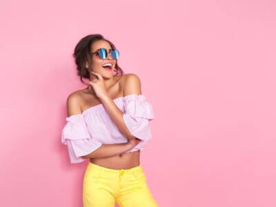 Ragazza con look estivo