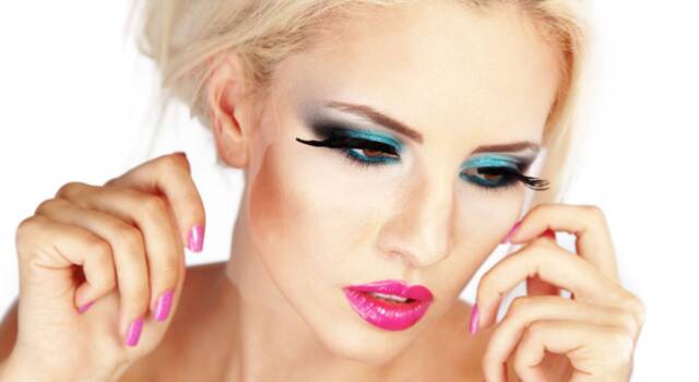 Make up d&#8217;estate: colore e sguardo al centro delle tendenze beauty 2023