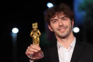 Michele Riondino mostra il premio come miglior attore per la serie Il Giovane Montalbano