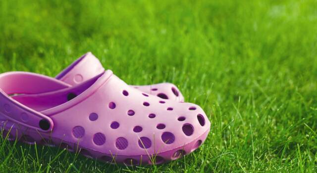 Crocs, non più ugly e più trendy che mai: i nuovi modelli riscrivono il design della ciabatta di gomma