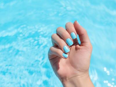 Luminose, tinte d’azzurro e magnetiche: le water nails sono tra le tendenze più trendy dell’estate 2023