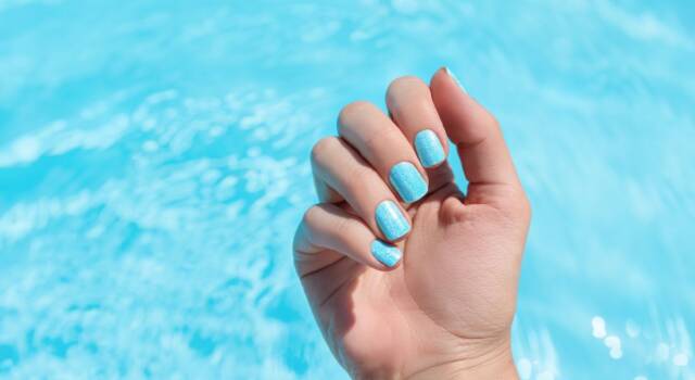Luminose, tinte d&#8217;azzurro e magnetiche: le water nails sono tra le tendenze più trendy dell&#8217;estate 2023