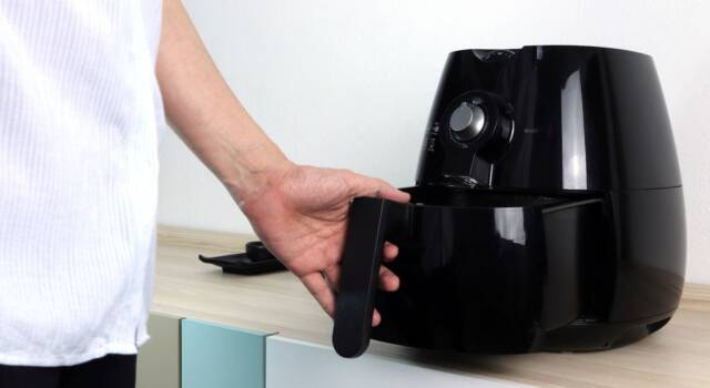 Come pulire la friggitrice ad aria: consigli per igienizzare l&#8217;airfryer senza rovinarla