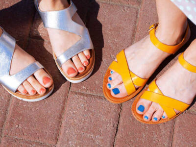 La combo tendenza trendy di quest’estate 2023 è abbinare ai sandali anche lo smalto
